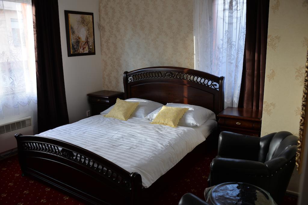 Harmony Hall Hotel Hradec Kralove Room photo